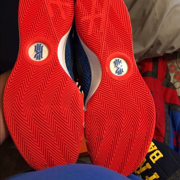 Kyries - Picture 3 of 3